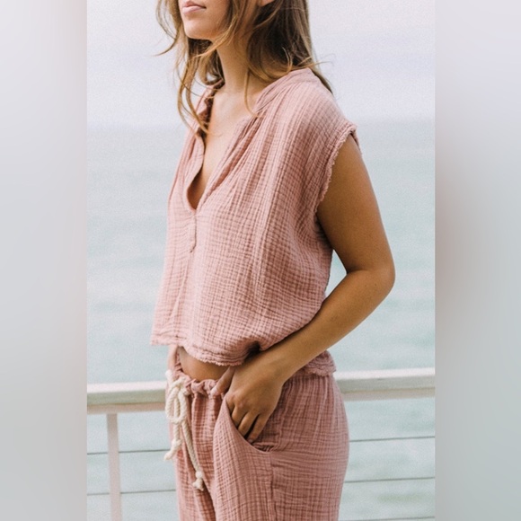 9SEED Idyllwilds Sleeveless Top in Lightweight Gauze French Rose (T2) - Picture 3 of 7